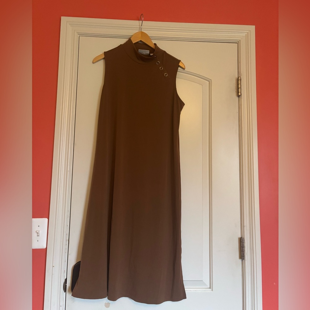 SUSAN GRAVER Brown Sleeveless Dress with High Neck Button Feature. Size Medium.